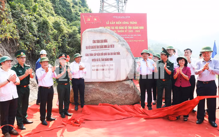 Các đồng chí lãnh đạo trung ương, tỉnh dự lễ gắn biển công trình chào mừng Đại hội Đảng bộ tỉnh (8-2020). Ảnh: Đỗ Phương