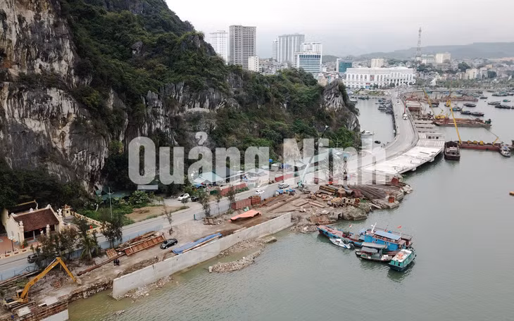 Toàn cảnh thi công đường bao biển núi Bài Thơ (3-2019). Ảnh: Đỗ Phương