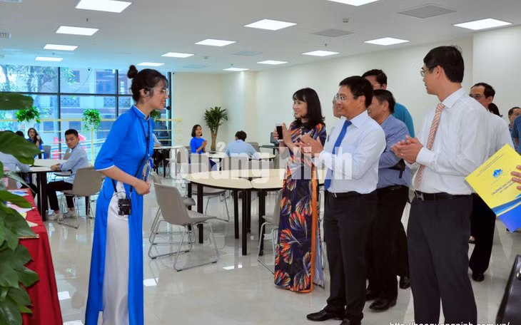 Các đại biểu tham quan cơ sở vật chất của công trình Giảng đường trung tâm Trường Đại học Hạ Long (9-2020). Ảnh: Minh Hà