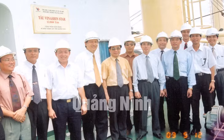 Cắt băng bàn giao tàu Vinashin Star 12.000 tấn. Công trình chào mừng 40 năm thành lập tỉnh Quảng Ninh (1963-2003).