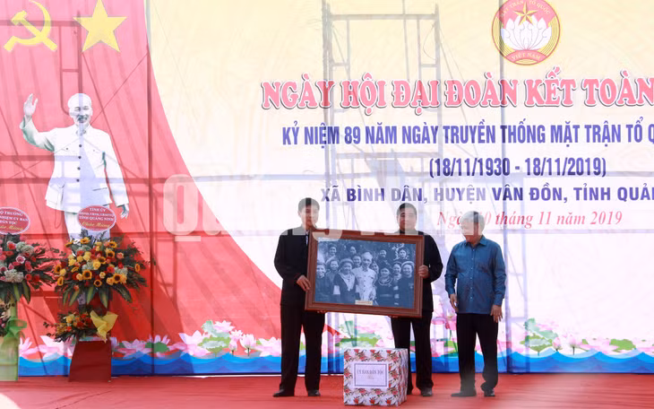 Bộ trưởng, Chủ nhiệm Ủy ban Dân tộc Đỗ Văn Chiến tặng quà lưu niệm cho Đảng ủy, HĐND, UBND, Ủy ban MTTQ xã Bình Dân (11-2019). Ảnh: Mạnh Trường