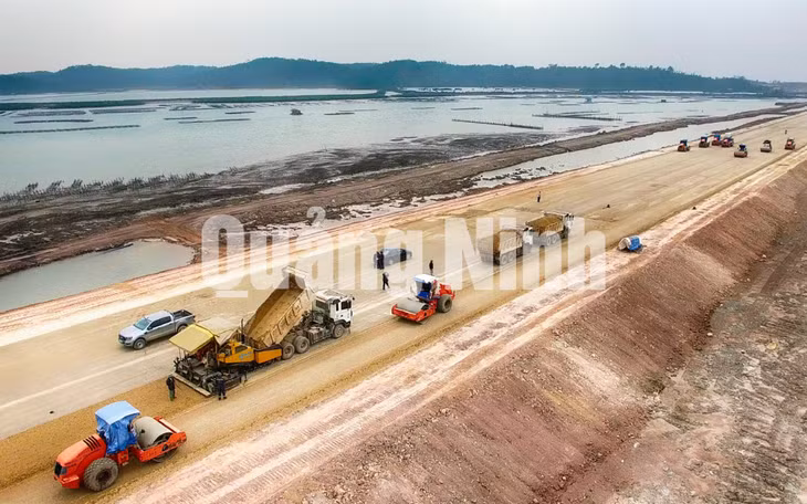 Thi công nền đường cao tốc Hạ long – Hải Phòng (12-2017). Ảnh: Đỗ Phương