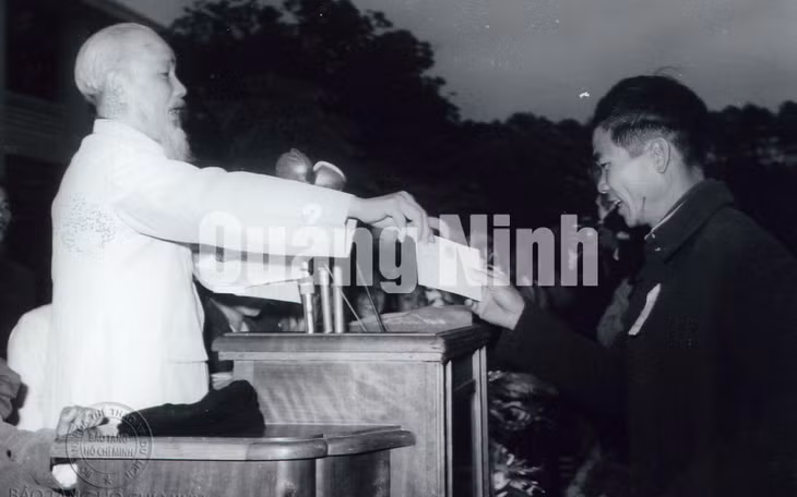 Chủ tịch Hồ Chí Minh tặng thiệp chúc tết cho ông Vòong Tống Hôn, HTX Hùng Tiến, huyện Cẩm Phả vì thành tích trồng được 11.000 cây xanh lên tốt (2-2-1965).