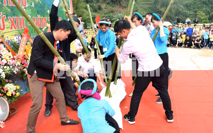 Nam thanh, nữ tú sôi nổi trong phần thi giã bánh giầy trong Lễ hội văn hoá, thể thao dân tộc Sán Chỉ huyện Tiên Yên lần thứ XIII - 2019. Ảnh: Công Thành