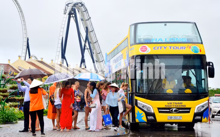 Dịch vụ xe buýt 2 tầng tại TP Hạ Long (8-2019). Ảnh: Tạ Quân