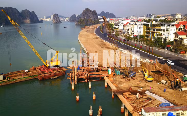 Thi công trạm thu gom, xử lý nước thải trước khi xả ra Vịnh Hạ Long (1-2020). Ảnh: Đỗ Phương