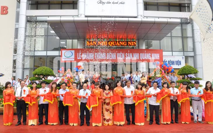 Các đại biểu cắt băng khánh thành Bệnh viện Sản nhi. Ảnh: Hoàng Quý
