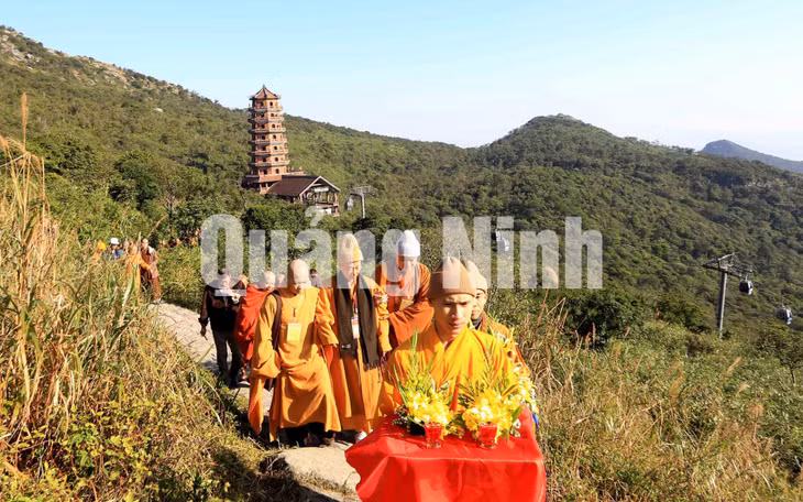 Dâng hoa lễ phật (12-2013). Ảnh: Đỗ Giang