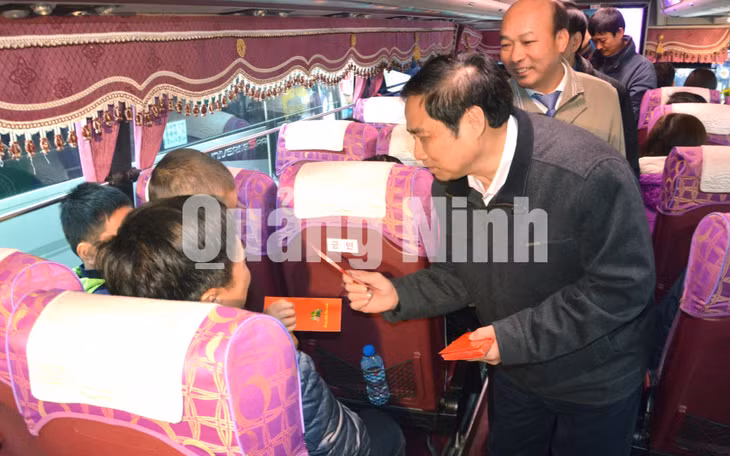 Đồng chí Phạm Minh Chính mừng tuổi cho CBCNV trước khi về quê ăn Tết (2-2018). Ảnh: Nguyễn Thanh