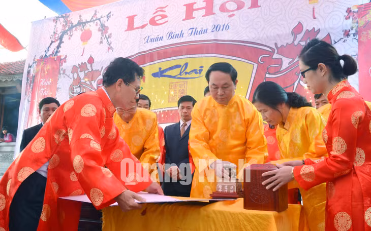 Đại tướng Trần Đại Quang, Ủy viên Bộ Chính trị, Bộ trưởng Bộ Công an, thực hiện nghi thức khai ấn. Ảnh Phạm Học
