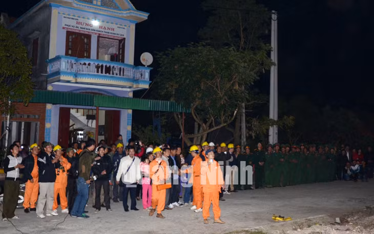 Đông đảo quân và dân xã đảo Ngọc Vừng đã có mặt để hưởng ứng, chia sẻ niềm vui trong ngày đóng điện.