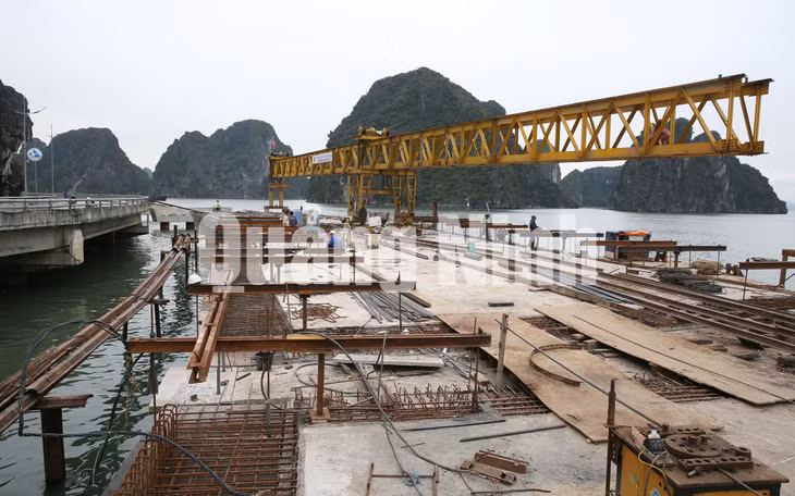 Trên công trường thi công đường bao biển núi Bài Thơ (3-2019). Ảnh: Đỗ Phương