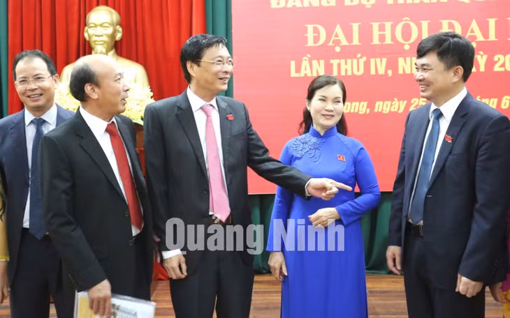 Đồng chí Nguyễn Văn Đọc, Bí thư Tỉnh ủy, Chủ tịch HĐND tỉnh trò chuyện với các đại biểu tham dự đại hội.