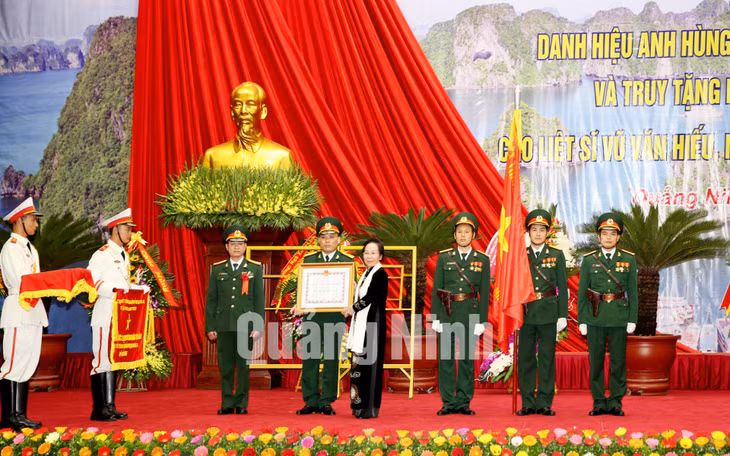 Thừa ủy quyền của Chủ tịch nước, Phó Chủ tịch nước Nguyễn Thị Doan trao danh hiệu Anh hùng LLVTND cho LLVT tỉnh.