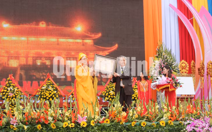 Tổ chức Kỷ lục Việt Nam trao bằng chứng nhận kỷ lục “Ngôi chùa trên núi có chính điện lớn nhất” cho chùa Ba Vàng tại lễ khánh thành.