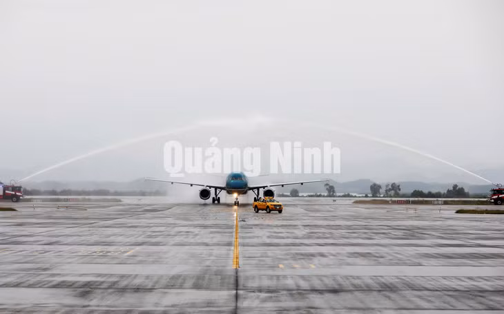 Màn phun vòi rồng chào đón đường bay mới Vân Đồn - Đà Nẵng (1-11-2019). Ảnh: Hùng Sơn