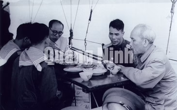 Chủ tịch Hồ Chí Minh và đồng chí Nguyễn Lương Bằng, Trưởng ban Kiểm tra T.Ư Đảng ăn cơm cùng cán bộ, chiến sĩ tầu hải quân T.524 tại cảng Bãi Cháy.
