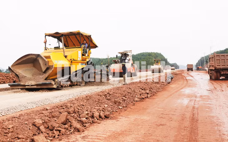 Thi công cấp phối đá dăm trên cao tốc Vân Đồn - Móng Cái (12-2019). Ảnh: Đỗ Phương