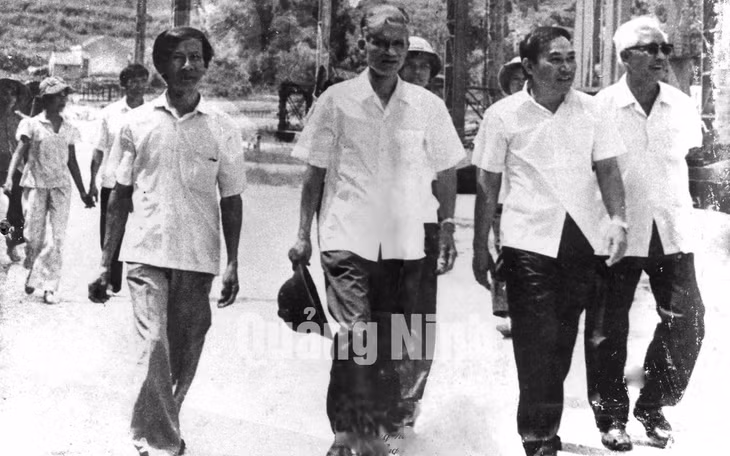 Đồng chí Lê Đại, Bí thư Tỉnh ủy Quảng Ninh thăm và làm việc tại Nhà máy năm 1984.