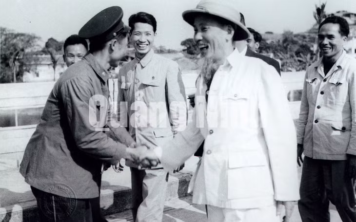 Chủ tịch Hồ Chí Minh bắt tay đồn trưởng Đồn Biên phòng Đông Hưng, Quảng Tây (Trung Quốc) khi Người đi qua cầu Bắc Luân sang thăm Đông Hưng.