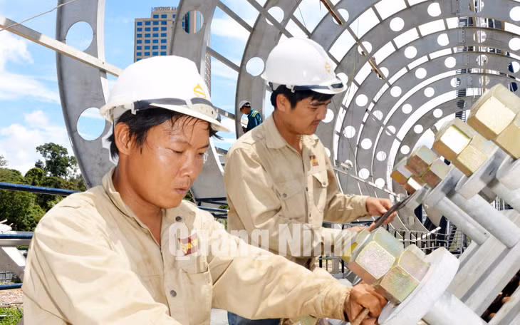 Thi công công trình Cung quy hoạch, hội chợ và triển lãm tỉnh Quảng Ninh. Ảnh: Đỗ Phương