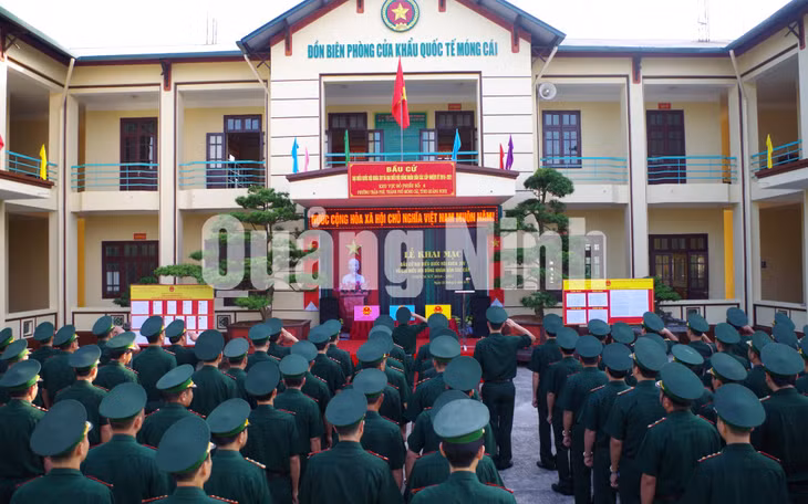 Cán bộ, chiến sĩ Đồn Biên phòng cửa khẩu Móng Cái dự khai mạc và bỏ phiếu bầu ĐBQH khóa XIV và HĐND các cấp, nhiệm kỳ 2016-2021. Ảnh: Lưu Linh