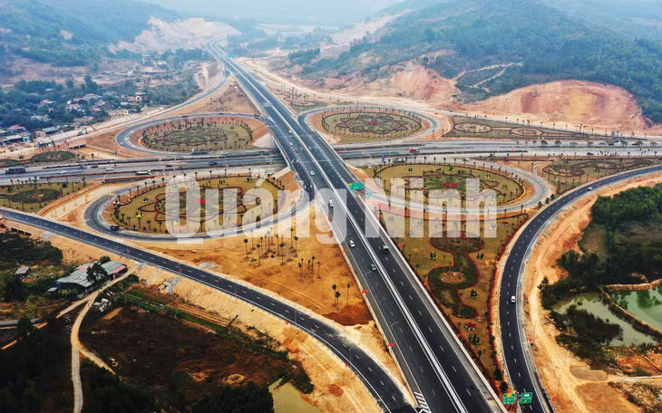 Nút giao Minh Khai giữa 2 tuyến cao tốc Hạ Long - Hải Phòng và Hạ Long - Vân Đồn với QL18 nằm tại vị trí cửa ngõ TP Hạ Long (2-2020). Ảnh: Đỗ Phương