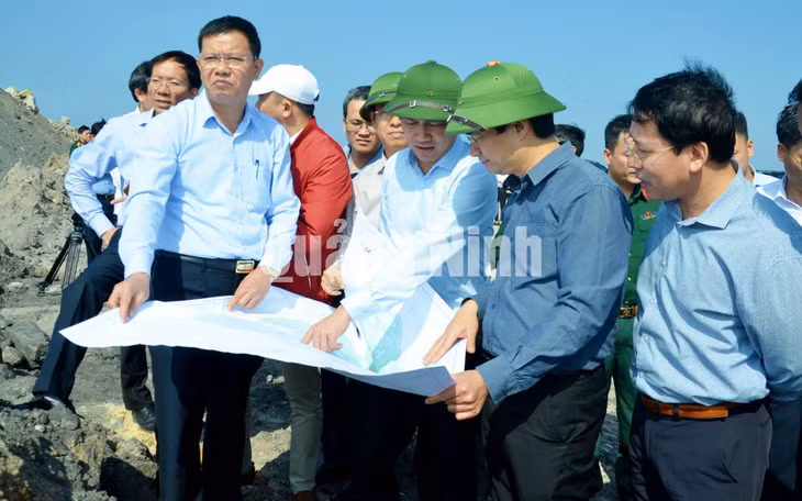 Chủ tịch UBND tỉnh Nguyễn Tường Văn kiểm tra công tác hoàn nguyên môi trường tại bãi thải Công ty Cổ phần Than Đèo Nai (11-2020). Ảnh: Nguyễn Thanh