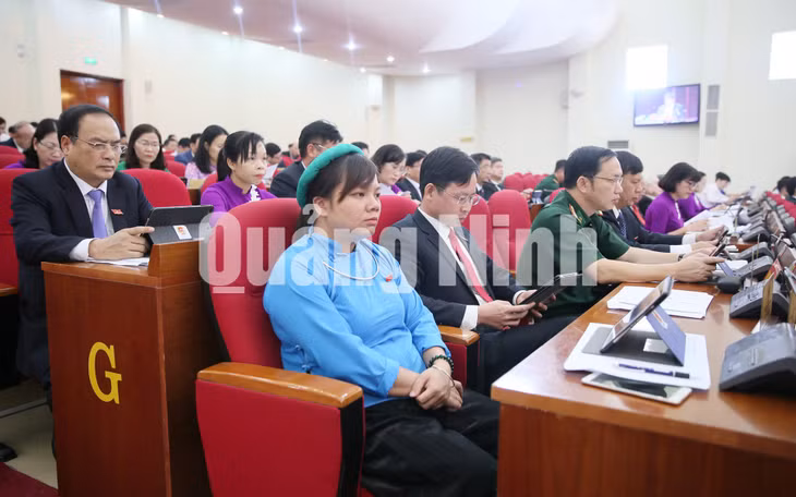 Các đại biểu nghiên cứu tài liệu kỳ họp (7-2019). Ảnh: Đỗ Phương