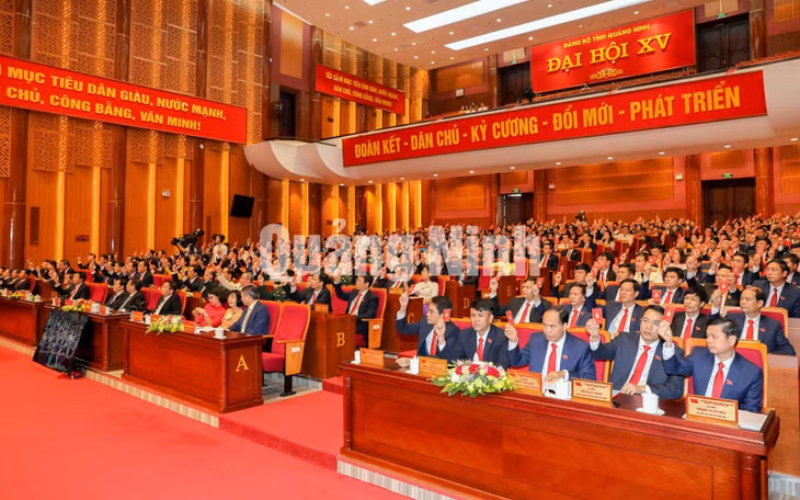 Đại biểu biểu quyết thông qua Nghị quyết Đại hội.