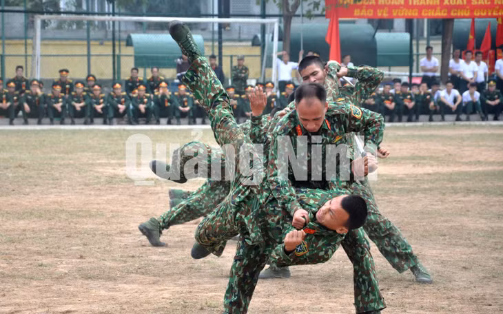 Màn biểu diễn võ thuật của Đội Trinh sát, Bộ CHQS tỉnh tại lễ ra quân huấn luyện của Bộ CHQS tỉnh – BĐBP tỉnh năm 2018 (1-3-2018). Ảnh: Lưu Linh