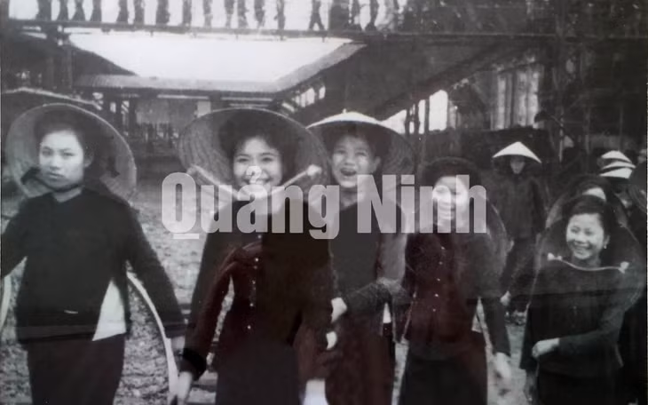 Nữ công nhân Nhà sàng Cửa Ông vui vẻ đi làm sau ngày giải phóng. Ảnh tư Liệu