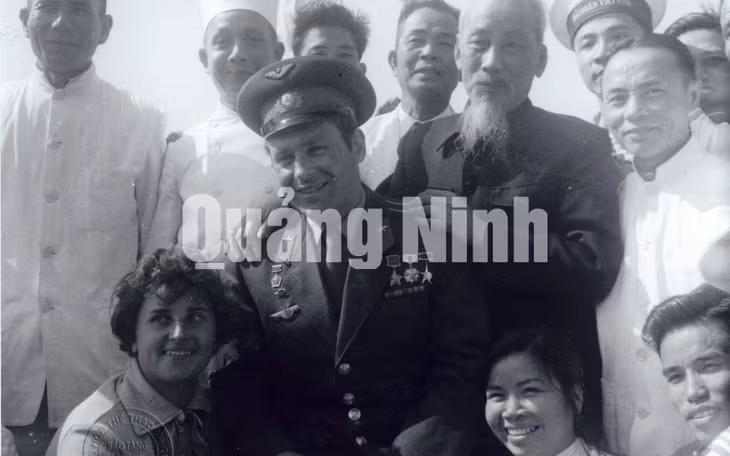 Chủ tịch Hồ Chí Minh chụp ảnh cùng với G.Titov và thủy thủ tầu Hải Lâm.