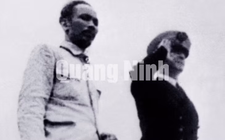Chủ tịch Hồ Chí Minh và G.T dArgenlieu duyệt binh trên tuần dương hạm Emile Bertin ở Vịnh Hạ Long (24-3-1946)