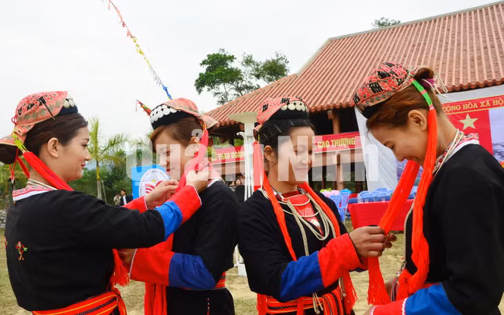 Chị em phụ nữ Dao Thanh Y (xã Bằng Cả, TP Hạ Long) duyên dáng trong trang phục truyền thống (6-2019). Ảnh: Hà Phong