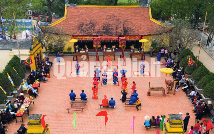 Các Cụ Thượng bái tổ tại miếu Tiên Công (2-2018). Ảnh: Thành Chung (CTV)