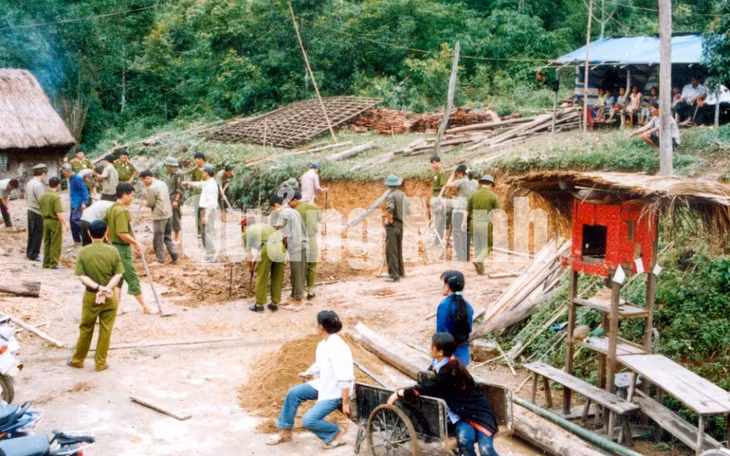 Công an tỉnh giúp nhân dân ở vùng sâu, vùng xa của tỉnh làm nhà. Ảnh: Tuấn Hương