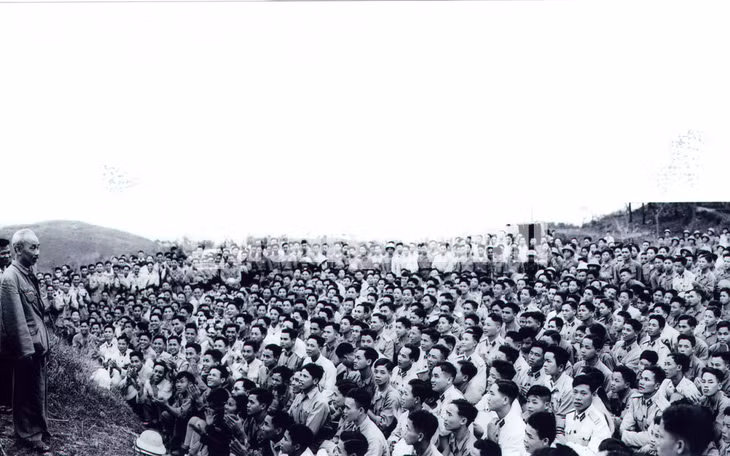 Chủ tịch Hồ Chí Minh nói chuyện với cán bộ chiến sĩ Trung đoàn 244 (31-3-1959).