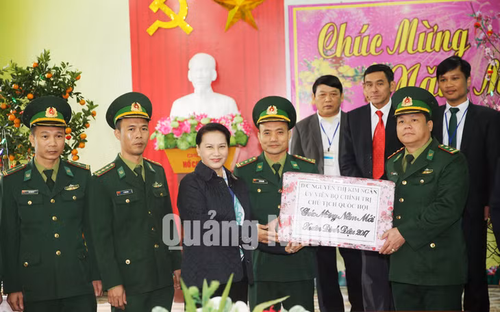 Chủ tịch Quốc hội Nguyễn Thị Kim Ngân thăm, tặng quà cán bộ chiến sỹ biên phòng đóng quân tại huyện Hải Hà.