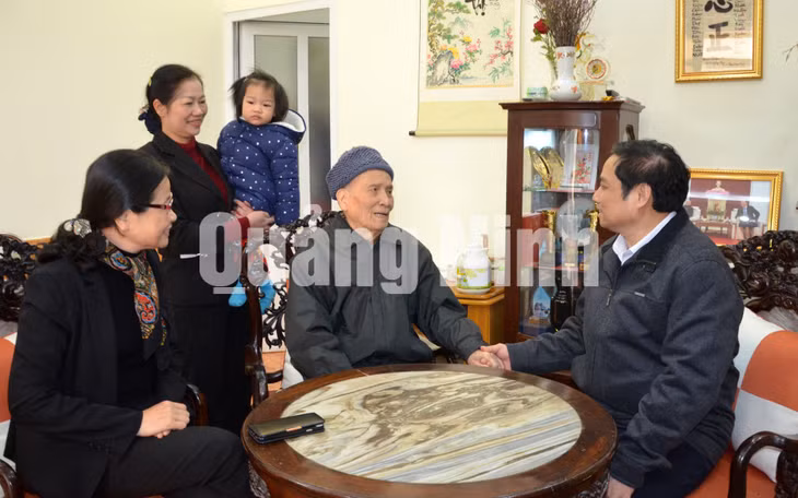 Các đồng chí lãnh đạo thăm, chúc Tết đồng chí Nguyễn Ngọc Đàm, nguyên Chủ tịch UBND tỉnh (2-2018). Ảnh: Nguyễn Thanh