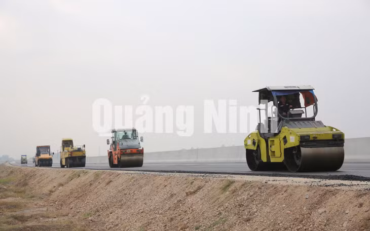 Nhà thầu thi công hoàn thiện thảm mặt đường tuyến cao tốc Hạ Long - Cầu Bạch Đằng(12-2017). Ảnh: Đỗ Phương