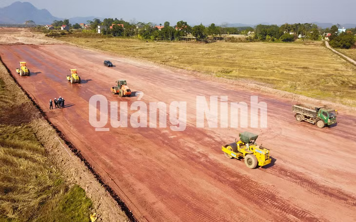 Thi công cao tốc Vân Đồn - Móng Cái (12-2019). Ảnh: Đỗ Phương