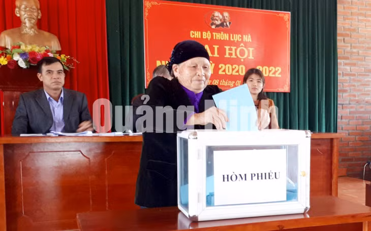 Đại biểu bỏ phiếu bầu Bí thư chi bộ thôn Lục Nà (xã Lục Hồn, huyện Bình Liêu) nhiệm kỳ 2020 - 2022 (1-2020). Ảnh: Thu Chung