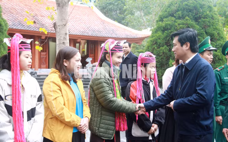 Chủ tịch UBND tỉnh Nguyễn Tường Văn động viên, thăm hỏi cán bộ, nhân dân xã Hải Sơn (12-2020). Ảnh: Mạnh Trường