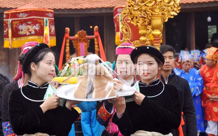 Thiếu nữ người Tày trong đám rước thần. Ảnh: Đại Dương