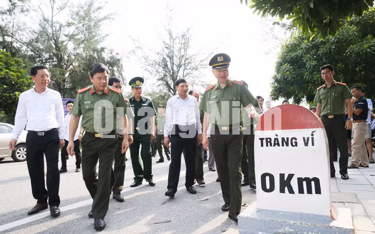 Bộ trưởng Bộ Công an Tô Lâm thăm mũi Sa Vĩ (8-2019). Ảnh: Đỗ Phương