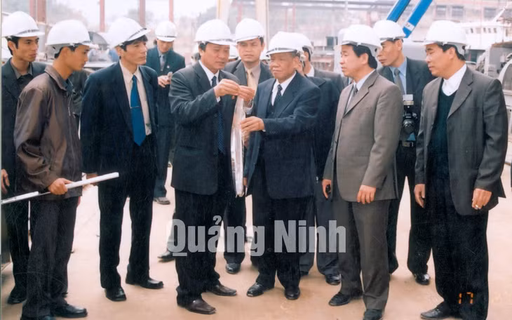 Lãnh đạo Công ty giới thiệu với đồng chí Lê Khả Phiêu, nguyên Tổng Bí thư về công nghệ hàn lót sứ trong chuyến thăm Công ty ngày 17-3-2004.