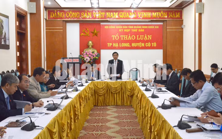 Các đại biểu thảo luận tại Tổ TP Hạ Long, huyện Cô Tô.