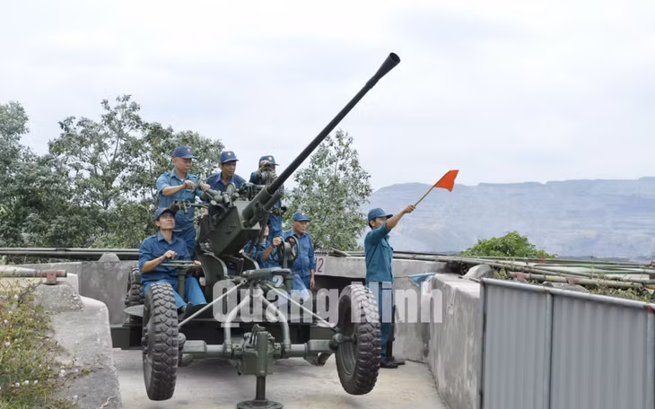 Một buổi huấn luyện tại Đại đội Pháo Phòng không 37mm thuộc Tiểu đoàn Tự vệ của Công ty. Ảnh: Trúc Linh