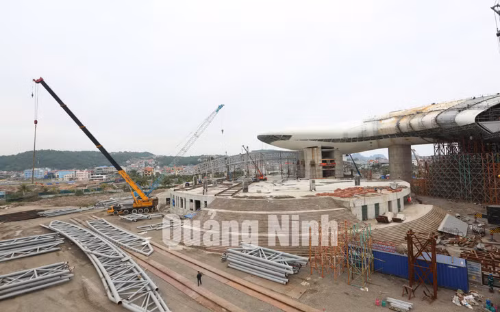 Thi công công trình Cung quy hoạch, hội chợ và triển lãm tỉnh Quảng Ninh. Ảnh: Khánh Giang